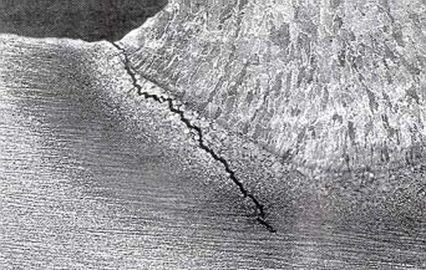 الكراك الهيدروجيني في المنطقة المتضررة من الحرارة 600 Crack along the coarse grain structure in the HAZ Crack along the coarse grain structure in the HAZ