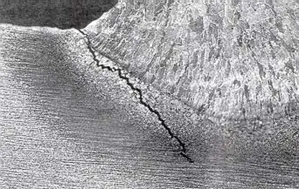 الكراك الهيدروجيني في المنطقة المتضررة من الحرارة 600 Crack along the coarse grain structure in the HAZ Crack along the coarse grain structure in the HAZ